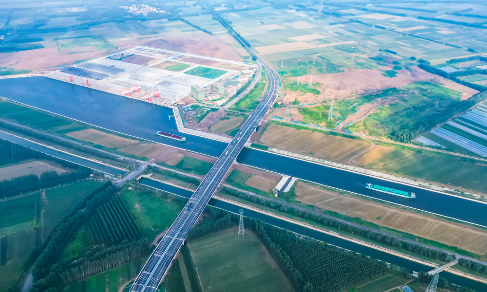 此次空載試航旨在對船舶與航道、船閘、數字航道保障系統等各要素進行聯調聯試、數據采集。整個試航過程，船舶航行穩定順暢，過閘停港一氣呵成。圖為貨船駛過G308小清河大橋。