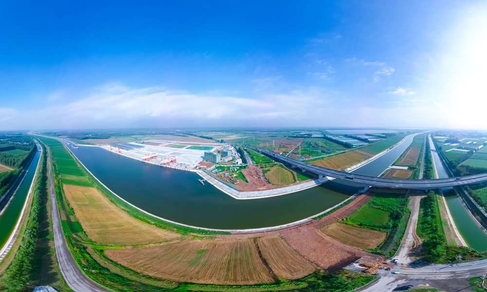 作為山東省內河“一縱三橫”水運主通道之一，小清河因水量不足等原因而停航。自1997年正式斷航至今，小清河已斷航26年。復航工程實施后，中國鐵建克服防汛任務重、建設難度大、涵蓋內容雜、施工工期緊等困難，歷經3年建設，河道擴挖疏浚后變得更加寬闊，水質變得更加清澈，通航條件發生了天翻地覆的變化，可滿足2000噸級船舶通航的同時，數字航道保障系統讓航運更智能、更便捷、更安全。圖為小清河復航工程鳥瞰航拍。