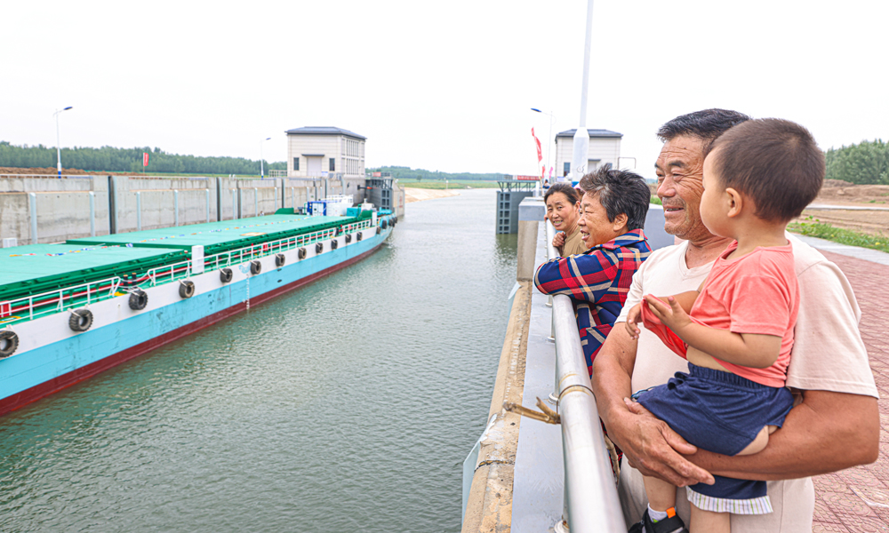 據悉，全線復航后，可實現海河聯運，各類千噸級船舶通過小清河橫穿濟南、濱州、淄博、東營、濰坊五座城市直通海洋，將有力帶動山東省新舊動能轉換和產業轉型升級，對進一步促進沿線五地市經貿融合，提升山東省交通服務水平，對構建山東省綜合立體交通體系，建設交通強國山東示范區具有重要意義。圖為小清河附近村民前來觀看空載試航。