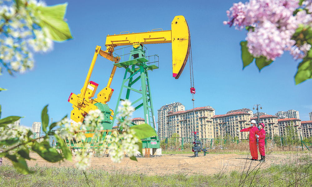 長期以來，中國石油堅(jiān)持把節(jié)能作為“第一能源”，通過加快結(jié)構(gòu)調(diào)整、實(shí)施技術(shù)改造、強(qiáng)化源頭把關(guān)和過程管控、推動新能源規(guī)模化發(fā)展等措施，加快向“油氣熱電氫”綜合能源公司轉(zhuǎn)變。恰逢第33個全國節(jié)能宣傳周，連日來，中國石油各單位結(jié)合2023年上半年企業(yè)開展的提質(zhì)增效及節(jié)能降耗技術(shù)攻關(guān)，深入分析用能存在的不足，并提出節(jié)能優(yōu)化措施，提升節(jié)能能力。