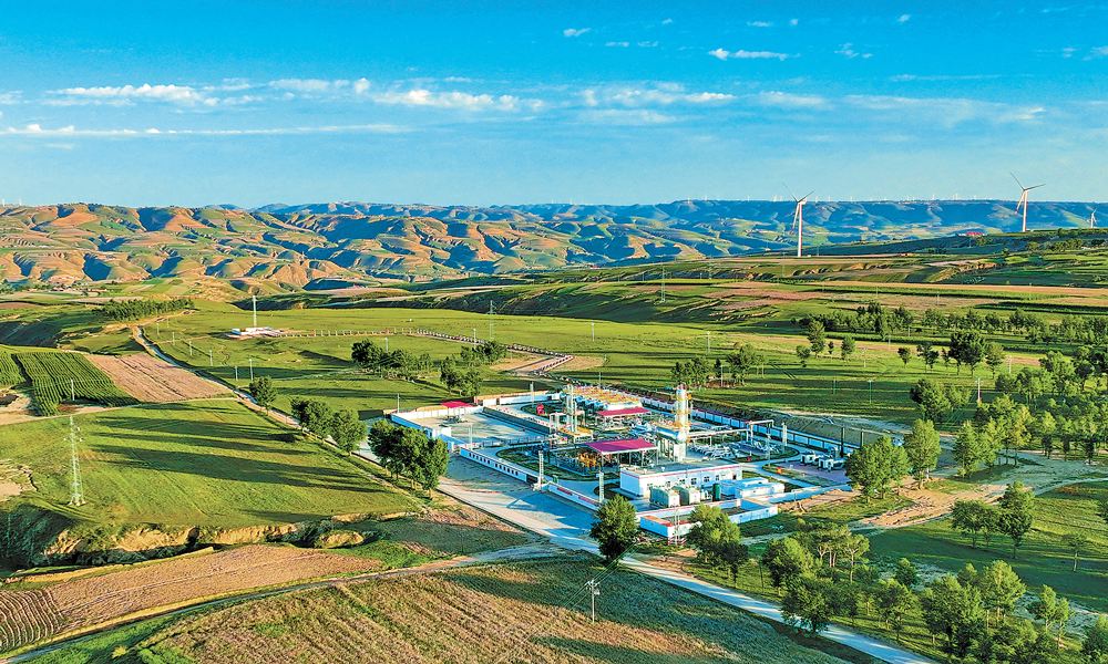 長慶油田通過地面系統(tǒng)優(yōu)化簡化、伴生氣及試氣回收利用等項(xiàng)目，從源頭減少能耗和碳排放，切實(shí)提升油氣商品率。圖為長慶油田規(guī)模最大的伴生氣處理站——姬塬首站伴生氣處理站。