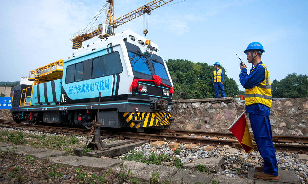 7月18日，中國(guó)中鐵旗下中鐵武漢電氣化局研發(fā)的國(guó)內(nèi)首臺(tái)氫能源地鐵施工作業(yè)車在湖北襄陽下線。該作業(yè)車長(zhǎng)11.4米、寬2.56米、高3.58米，整備質(zhì)量27噸，最大載重3噸，采用氫燃料電池與鋰電池混合動(dòng)力系統(tǒng)提供牽引動(dòng)力，最大功率220千瓦，設(shè)計(jì)時(shí)速80公里。該施工作業(yè)車具有容量50公斤的儲(chǔ)供氫系統(tǒng)，加注30分鐘氫氣即可實(shí)現(xiàn)單機(jī)連續(xù)運(yùn)行32小時(shí)。