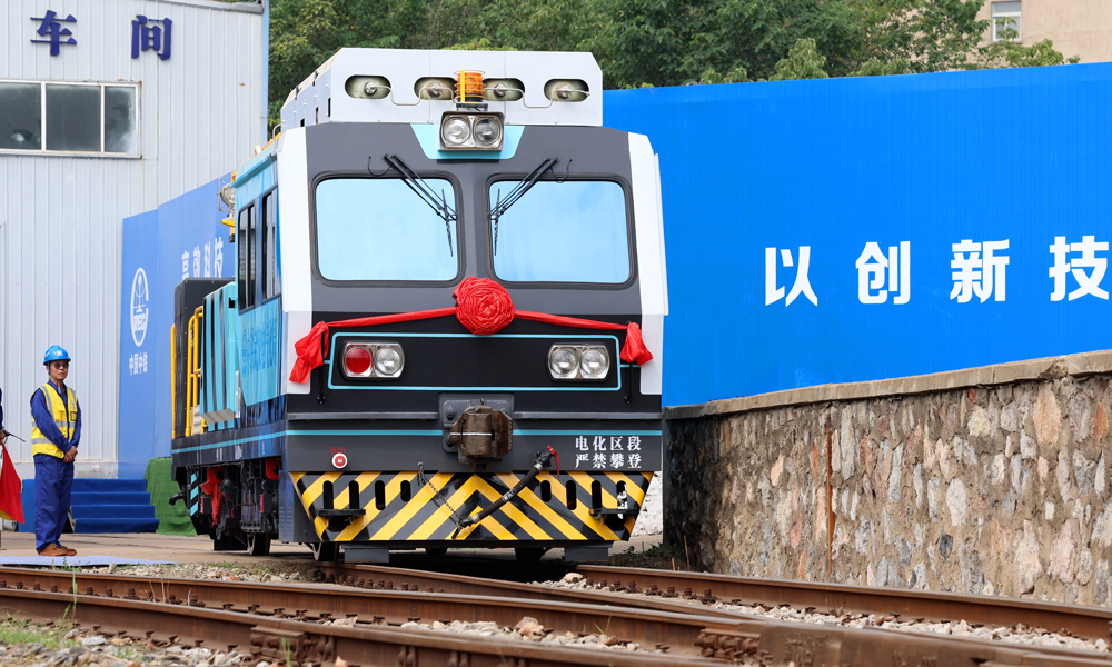 與傳統(tǒng)燃油作業(yè)車相比，氫能源地鐵施工作業(yè)車擺脫了以傳統(tǒng)柴油機(jī)為核心的驅(qū)動(dòng)系統(tǒng)，產(chǎn)生的噪音大大降低，燃料電池運(yùn)行過程中的排放物為水，有效降低了二氧化碳和其他污染物的排放，可應(yīng)用于地鐵、隧道、礦山等相對(duì)密閉的環(huán)境，全生命周期可累計(jì)減少碳排放225噸。同時(shí)，車輛的能量密度更高、使用壽命更長(zhǎng)，進(jìn)一步降低了車輛使用成本和維護(hù)成本。