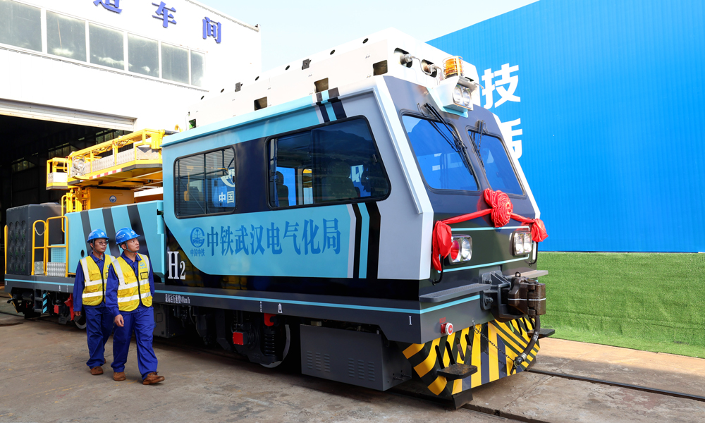據(jù)了解，目前全國(guó)地鐵運(yùn)營(yíng)里程已達(dá)到1萬公里，在建里程6000多公里，地鐵施工、運(yùn)維車輛正在加速推廣普及新能源車，市場(chǎng)前景巨大。國(guó)內(nèi)首臺(tái)氫能源地鐵作業(yè)車下線，對(duì)于推動(dòng)行業(yè)綠色創(chuàng)新具有重要意義。圖為工作人員巡檢氫能源地鐵施工作業(yè)車。