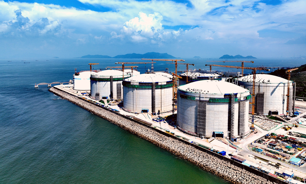 近日，中國海油金灣“綠能港”二期項(xiàng)目5座全球單罐容量最大的27萬立方米LNG（液化天然氣）儲(chǔ)罐完成穹頂澆筑作業(yè)，實(shí)現(xiàn)主體結(jié)構(gòu)完工，向項(xiàng)目投產(chǎn)運(yùn)營邁出關(guān)鍵一步，將為推動(dòng)能源綠色低碳轉(zhuǎn)型、助力粵港澳大灣區(qū)高質(zhì)量發(fā)展作出貢獻(xiàn)。