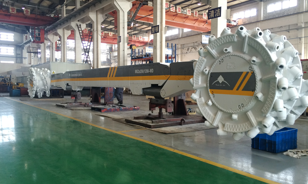 近日，中國煤炭科工上海研究院“適應最小采高1.3m煤層大功率自適應采煤機關鍵技術研究及應用”項目在國家能源集團神東煤炭公司石圪臺煤礦成功應用，創造了最低1.3m煤層年產260萬噸的世界紀錄。該系列采煤機的研制成功，一舉奠定了我國薄煤層采煤機的世界領先地位。