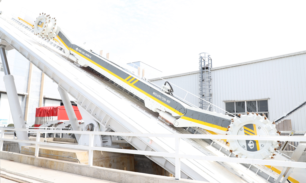 該項目首創了滿足最小采高1.3m、牽引速度20m/min、年產量300萬噸、智能化結構集成的總體技術；發明了具有減速箱軸承及齒輪雙向循環潤滑系統的高功率密度搖臂；開發了高適應性、高精度記憶截割技術和滿足多維度姿態動態補償的自適應截割模式，科技成果達到國際領先水平。近三年，項目研制的1200系列采煤機已在企業推廣應用70余臺，應用效果良好。圖為中國煤炭科工研制的薄煤層采煤機在試驗裝載上進行性能測試。