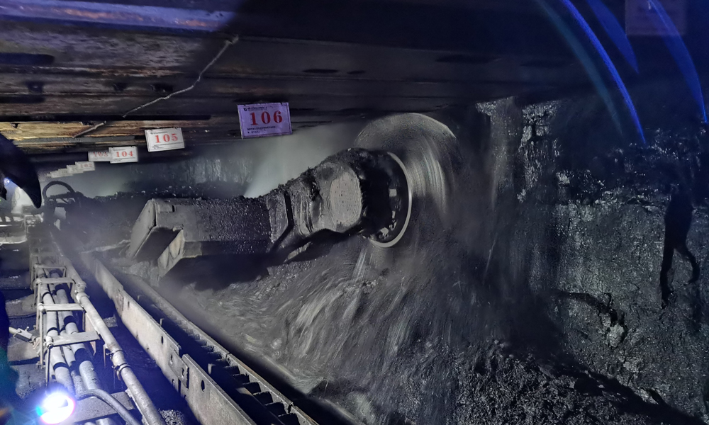 近日，中國煤炭科工研制的薄煤層采煤機在工作面現場高效生產。