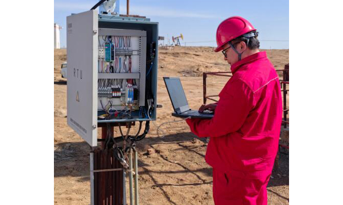 近日，航天科技五院航天恒星北斗項目團隊成員對中石油新疆油田北斗三號短報文數傳終端進行調試測試。郭楠 攝