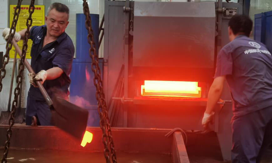 近日，航天科技八院149廠熱表中心熱浪滾滾，工作人員逐一取出“紅通通”的零件。王一名 攝