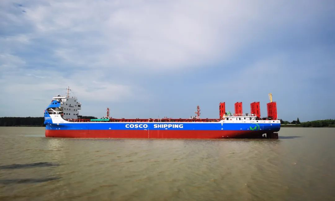 700TEU純電池動力集裝箱船是世界首制江海直達大型純電池動力集裝箱船，其裝船電池容量為全球最大。該系列船總長119.8米，型寬23.6米，通過箱式移動電源進行換電續航，全航程采用電池動力推進，預設電池容量遠遠高于國際/國內現有船型，在純電動集裝箱船裝箱數、載重噸以及電池容量方面均處于世界領先地位。