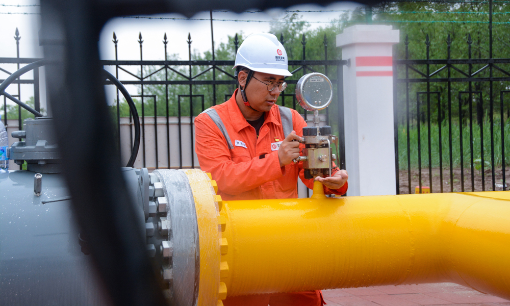 近日，北方管道公司駐冀單位立即啟動應急預案，全面排查重點線路風險隱患，安排搶險人員趕赴防汛救災一線，對水勢嚴重地區進行打樁固定和沙袋填埋，鋪設臨時搶險通道，確保管道安全度汛。