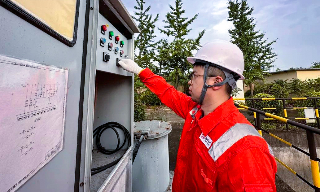 近日，浙江省管網公司未雨綢繆，清點補充防汛防臺重要物資，開展防汛防臺設備試運行等各項工作，重點開展沿海浙東作業區隱患排查，完成站內排水溝清淤，布置重要區域抽水泵，排查站場周邊隱患，確保浙江省管網安全平穩度汛。