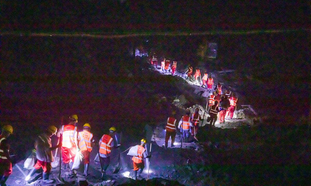 受臺風“杜蘇芮”影響，近日，華北、黃淮等地出現極端降雨過程，引發洪澇和地質災害，京津冀地區遭受嚴重水害，多趟旅客列車受阻。Z180次等列車上旅客和乘務人員信號中斷、物資緊缺，滯留豐沙線，牽動著全國人民的心。在國鐵集團和地方政府的統一部署下，8月1日晚，中國鐵建所屬中鐵十四局緊急調度北京周邊項目300余名職工，成立7支搶險突擊隊，連夜從四面八方趕赴北京門頭溝，全力搶修被暴雨沖垮的線路，為受困列車旅客拉通撤離通道。圖為建設者前往救援現場。侯慧 攝