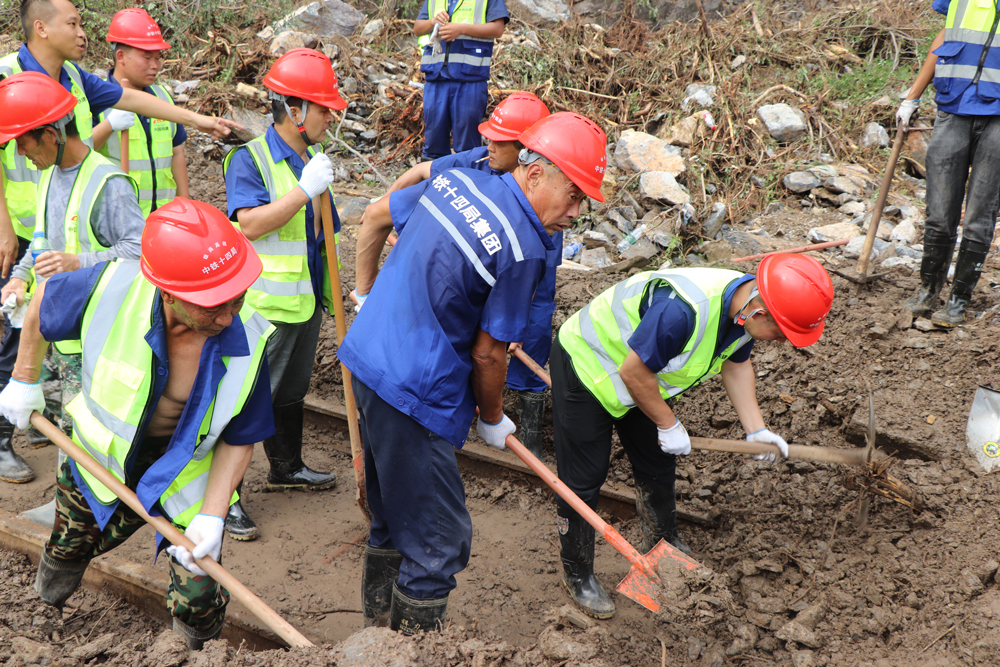 8月2日，中國鐵建所屬中鐵十四局搶險隊爭分奪秒、連夜奮戰，在大約長11公里的鐵路沿線展開搶修，清理線路上的泥沙石塊，填補加固塌方處的路基，奮力打通救援通道。侯慧 攝