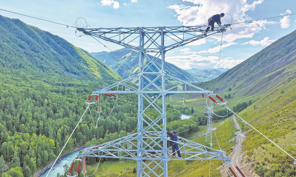 8月23日，國家電網新疆阿勒泰供電公司員工對即將投運的110千伏吉克普林輸電線路開展驗收。工程投運后，將為喀納斯禾木景區提供可靠的電力保障。