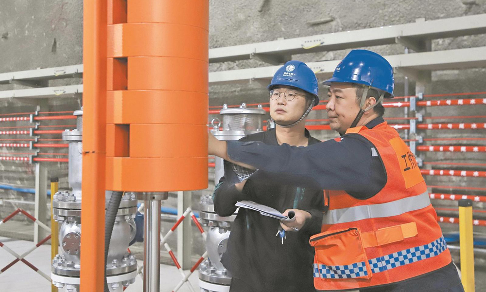 8月22日，國家電網新源河北豐寧抽水蓄能電站員工巡檢8號機組尾水事故閘門吊軸檢測裝置。目前，該電站10臺定速機組已經投產，在迎峰度夏期間發揮作用。