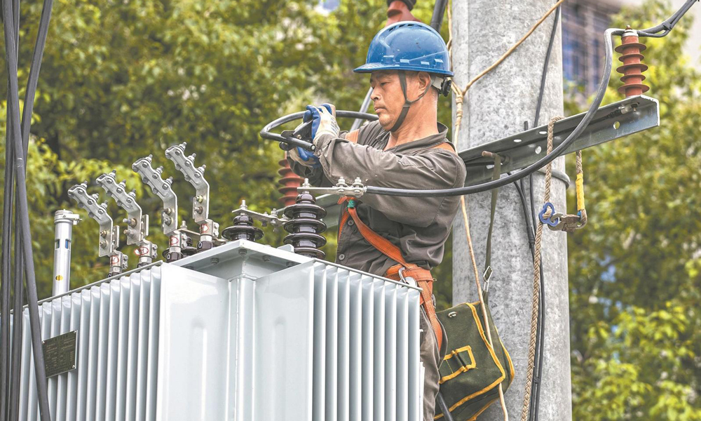 近日，國家電網江西湖口縣供電公司員工在老街10千伏勝利小學臺區為變壓器增容，及時消除臺區重載隱患。