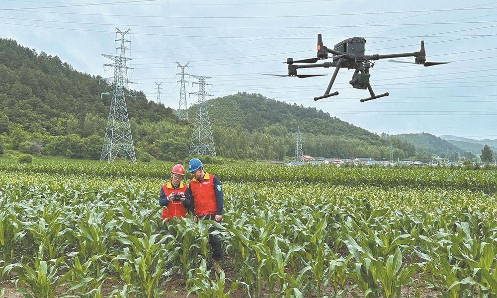 近日，國家電網吉林延邊供電公司輸電運檢中心員工使用無人機對220千伏明牽甲乙線開展輸電線路三維激光掃描建模工作，運用智能化手段保障迎峰度夏期間輸電線路安全穩定運行。