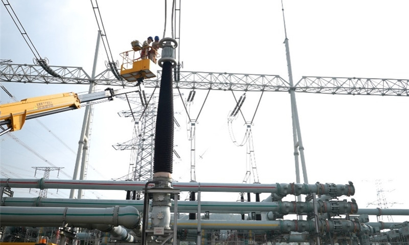 近日，國家電網扛牢電力保供首要責任，周密組織做好秋檢工作。國慶假期期間，國家電網對高鐵、機場、商業中心、景區等開展重點運維保障，累計派出人員6.1萬人、車輛1.4萬臺次、發電車269輛，巡檢線路10.9萬千米、配電室1.1萬間、變電站0.9萬座、換流站59座，確保電網設備運行平穩。圖為國家電網福建超高壓公司工作人員在1000千伏特高壓榕城變電站開展檢修試驗。