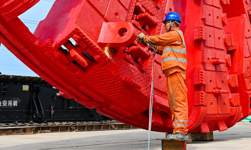 施工人員進行刀盤焊接。