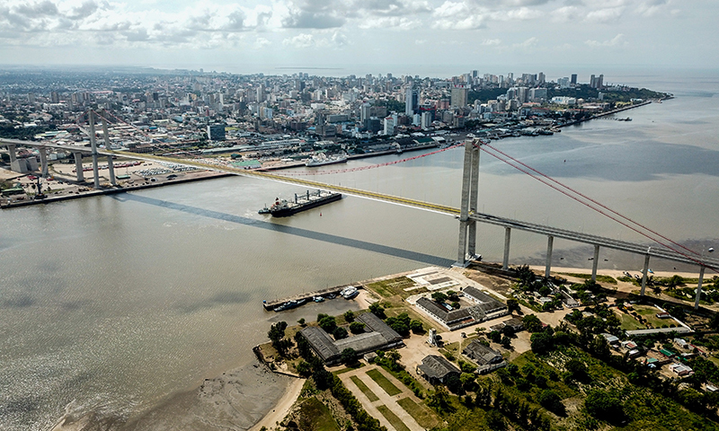 這是2019年4月8日在莫桑比克首都馬普托拍攝的馬普托大橋（無人機照片）。超大懸索橋馬普托大橋飛架天險，橫跨馬普托灣，該橋極大便利了馬普托灣兩岸交通，成為莫桑比克縱貫南北、連接南非的交通主干道的重要組成部分。新華社記者 張宇 攝