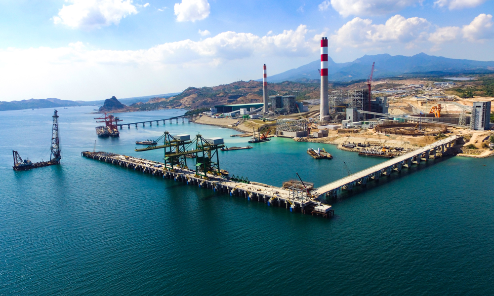 中交集團建設(shè)的菲律賓燃煤機組電廠碼頭項目位于菲律賓呂宋島的巴丹省，共包括碼頭工程、駁岸工程、電廠循環(huán)水海上取排水工程、重件道路及原有電廠一期重件碼頭改造項目。據(jù)了解，項目部安裝的大直徑排水管道長30米，重達160噸，直徑達到3.3米，打破了水下安裝高密度聚乙烯（HDPE）管道管徑的世界紀錄。