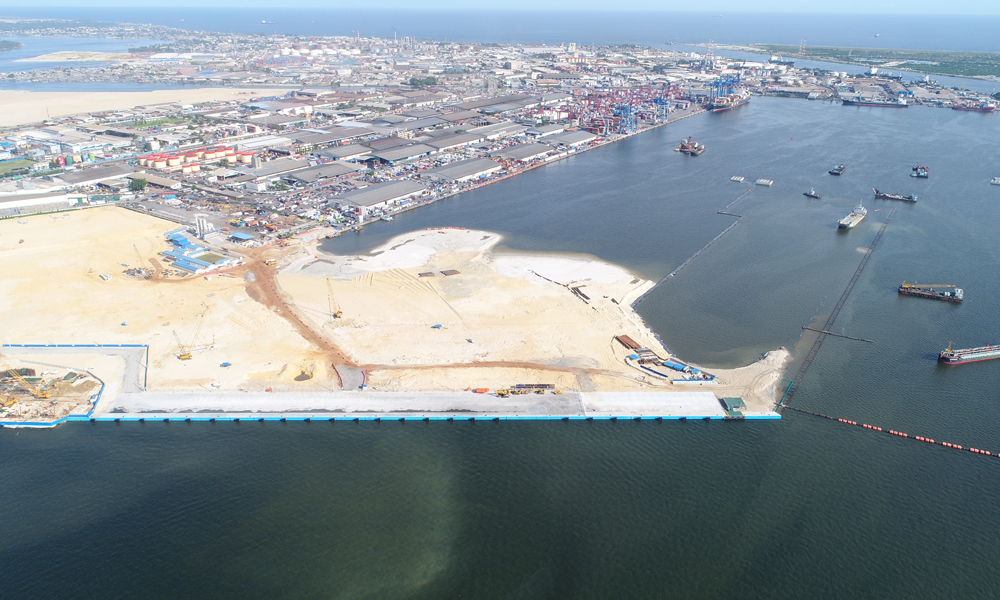 中交集團承建的科特迪瓦阿比讓港第二集裝箱碼頭項目是中非在基礎(chǔ)設(shè)施領(lǐng)域合作的典型項目，共有3個15萬噸級碼頭泊位，岸線全長1312米。該項目是科特迪瓦建設(shè)規(guī)模最大、機械設(shè)備最先進的集裝箱碼頭。項目全面運營后，將使阿比讓港年吞吐量從120萬提升至250萬標準集裝箱，極大促進科特迪瓦乃至西非地區(qū)的經(jīng)濟社會發(fā)展。