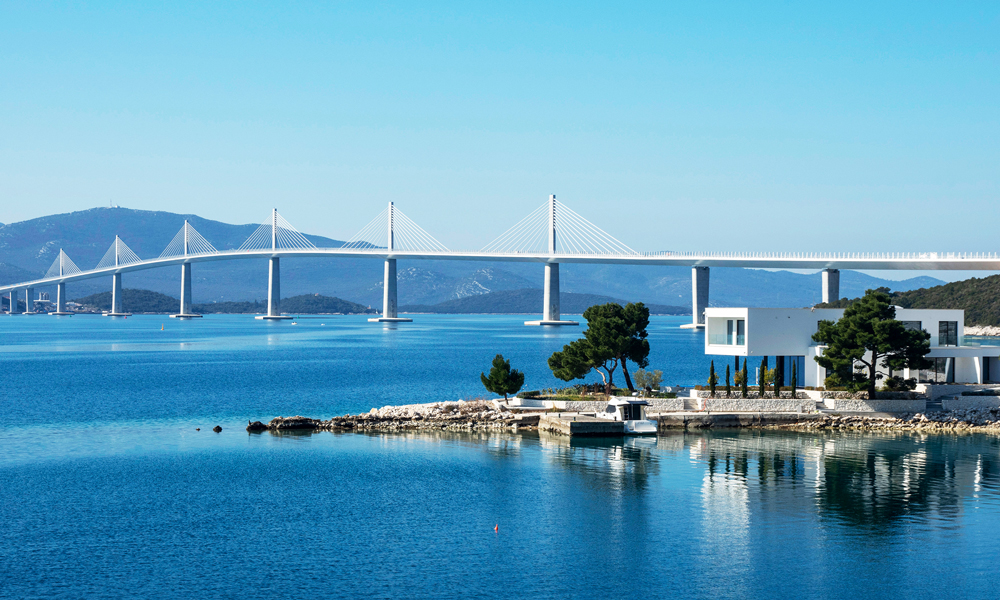 中交集團建設(shè)的克羅地亞佩列沙茨大橋及連接線項目全長3.94公里，其中大橋長2.44公里，寬22.5米，橫跨亞得里亞海小斯通灣，連接隔海相望的克羅地亞領(lǐng)土，是中克建交以來規(guī)模最大的交通基礎(chǔ)設(shè)施建設(shè)項目，也是中國、克羅地亞、歐盟開展三方市場合作的典范項目。