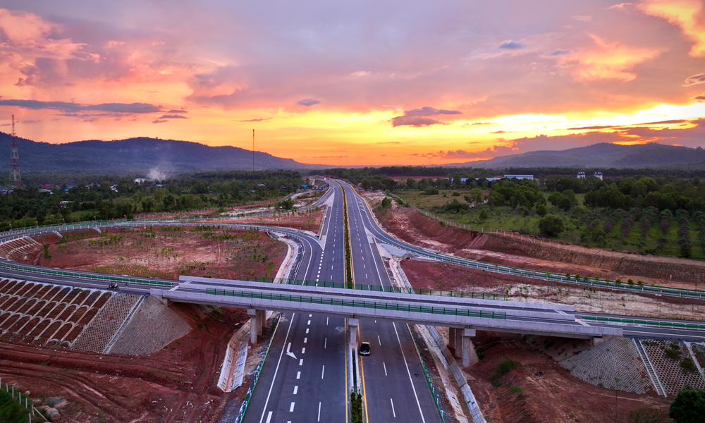 中交集團承建的金港高速公路是柬埔寨王國第一條高速公路，中柬兩國元首關(guān)注、兩國總理見證簽約，是促進柬埔寨經(jīng)濟發(fā)展、帶動當(dāng)?shù)鼐蜆I(yè)的振興之路。項目設(shè)計施工均采用中國規(guī)范和標準，全長187公里，設(shè)計時速100公里。