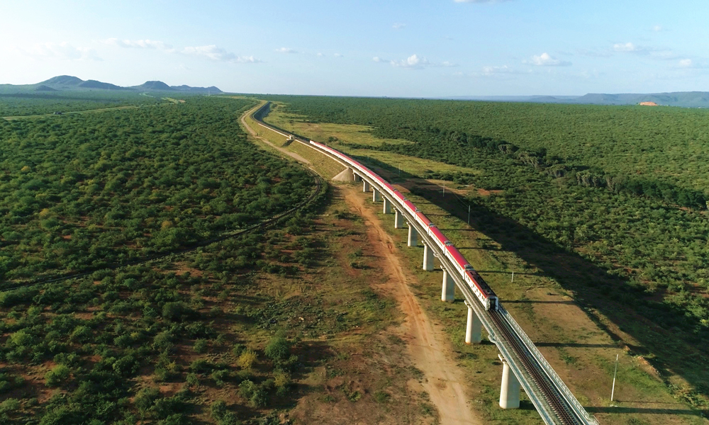 中交集團建設(shè)的肯尼亞內(nèi)馬鐵路是蒙內(nèi)鐵路向肯尼亞西北部的延長線，起于首都內(nèi)羅畢，終至西部邊境城鎮(zhèn)馬拉巴，正線全長487.5公里。內(nèi)羅畢至奈瓦沙段一期項目全長120公里，為客貨共線鐵路，客運列車設(shè)計時速120公里，貨運列車設(shè)計時速80公里。一期項目于 2018年1月12日開工，2019年10月16日開通客運。內(nèi)馬鐵路一期項目的建成運營進一步完善了東非鐵路網(wǎng)，推進了區(qū)域互聯(lián)互通和一體化建設(shè)，對促進肯尼亞和東非經(jīng)濟社會發(fā)展具有重要意義。