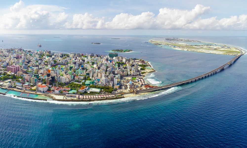 中交集團承建的馬爾代夫中馬友誼大橋，是該國歷史上首座跨海大橋，也是世界首座在遠洋深海無遮掩環(huán)境及珊瑚礁地質(zhì)上建設(shè)的特大型跨海橋梁。大橋全長2000米，將馬爾代夫首都馬累和旁邊的機場島連接起來，也方便了和機場島陸路相連的胡魯馬累島。