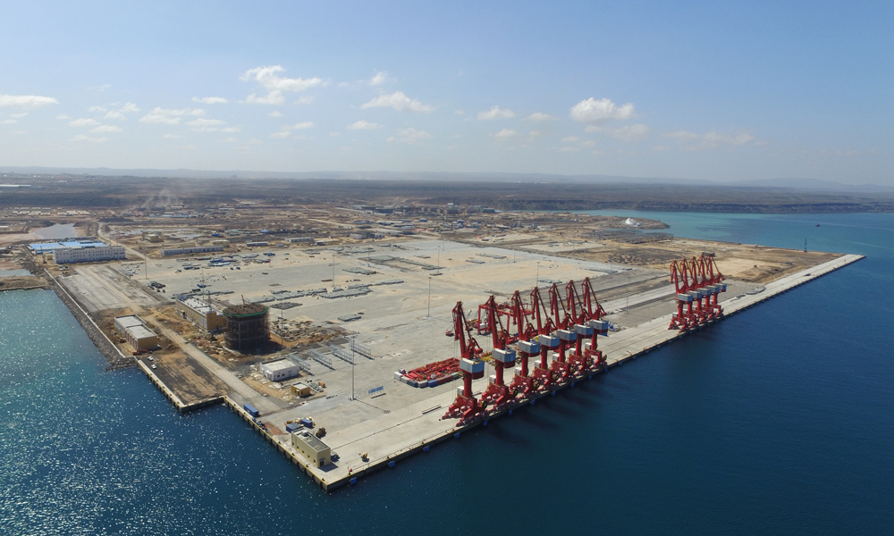 中國鐵建參與修建的吉布提多哈雷多功能港口項目一期工程于2014年8月7日正式開工，2017年5月建成開港。多哈雷港投入運營后，吉布提港散雜貨吞吐能力增加了一倍，綜合競爭力得到提升。作為亞洲通往歐洲和非洲的海上必經之地，吉布提已成為亞非歐市場的重要連接點和“21世紀海上絲綢之路”西線的聯通要塞。圖為吉布提多哈雷多功能港口項目（一期）。