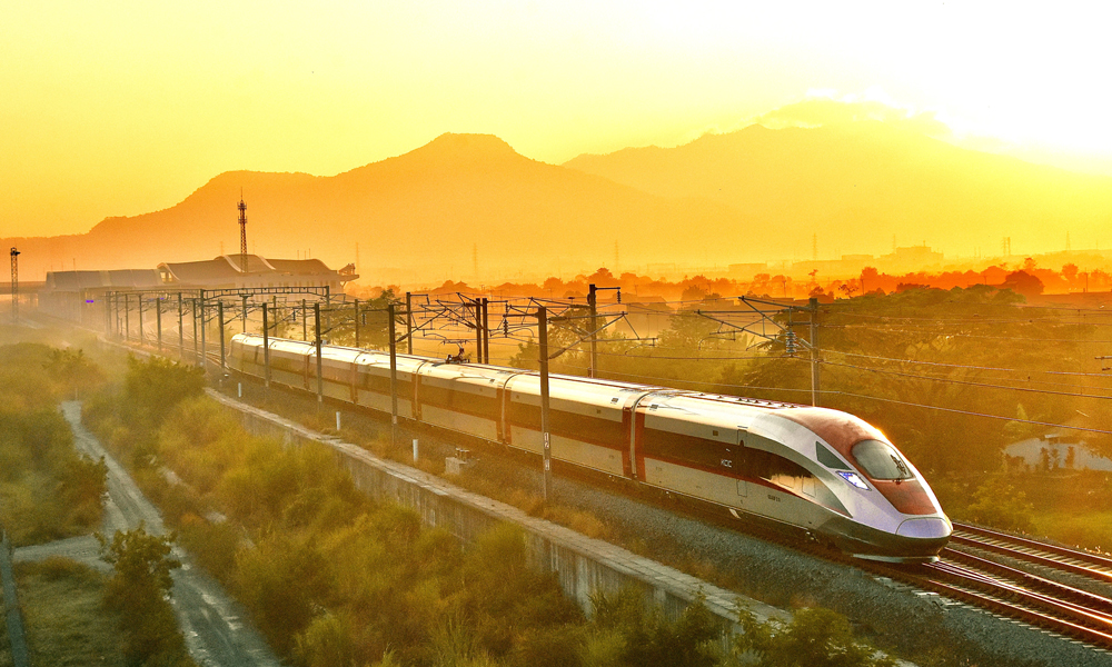 今年是共建“一帶一路”倡議提出十周年。十年來，中國中鐵高質量推進“一帶一路”建設，通過高水平全方位基礎設施及產能合作，共同打造了一批項目，讓實實在在的合作成果更好地惠及當地民眾。中國中鐵參建的印尼雅萬高鐵是東南亞首條高速鐵路。項目建成通車后，雅加達至萬隆車程大幅壓縮，極大地改善了當地交通條件，帶動了沿線商業開發和旅游產業發展，為區域經濟社會發展注入加速度、提供新動能。圖為列車從雅萬高鐵德卡魯爾站駛出。