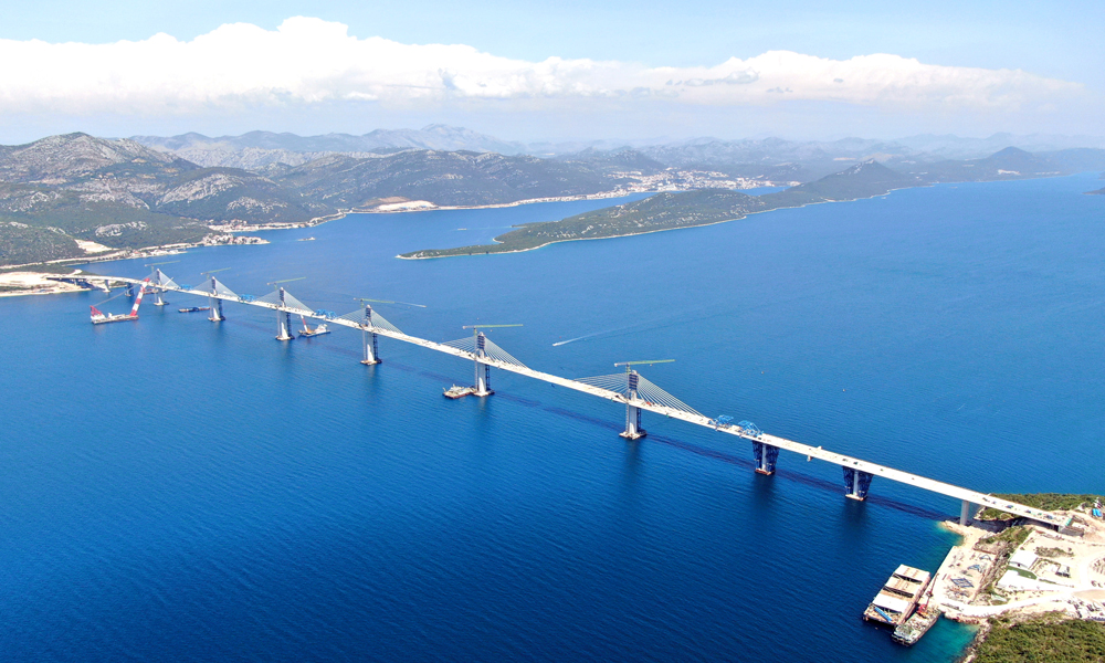 中國中鐵參建的克羅地亞佩列沙茨大橋是中克共建“一帶一路”和中國—中東歐國家合作的標志性項目，也是中國企業承建的由歐盟基金出資的最大單體項目。作為中方在克羅地亞承建的最大規模基礎設施項目，大橋建成后，將克羅地亞領土全部連接起來，對于推動克羅地亞國家發展以及民生改善、進一步深化歐中務實合作具有重要意義。