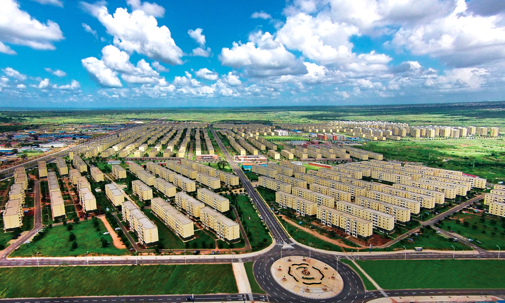 安哥拉羅安達NCC社會住房項目是中國中鐵旗下中鐵四局在海外以EPC（設計、采購、施工）模式承攬的單項合同額最大的住房類項目，建筑面積170多萬平方米，占地面積200多公頃，總計426棟10000余套住房，被譽為“中資企業在安哥拉的一面旗幟”。