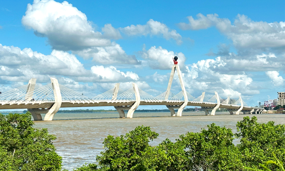 中國中鐵參建的坦桑藍跨海大橋造型取自于坦桑尼亞國徽，中塔頂做火炬裝飾，邊塔為雙手托舉造型，象征自由與和平。大橋通車后，將容納更多進出市中心的車輛，極大地緩解交通擁堵現狀，有力促進當地的經濟建設和社會發展。