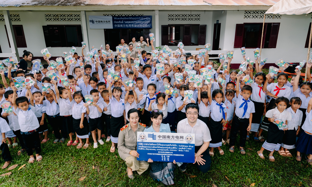 近年來，南方電網(wǎng)云南電網(wǎng)公司在與老撾電力同的合作中，主動做好中老電力合作的參與者和推動共建中老命運(yùn)共同體的實踐者，將服務(wù)老撾社會發(fā)展和民生改善與項目推進(jìn)同步謀劃，共同實施，在創(chuàng)造經(jīng)濟(jì)價值的同時，積極開展各項社會公益活動。