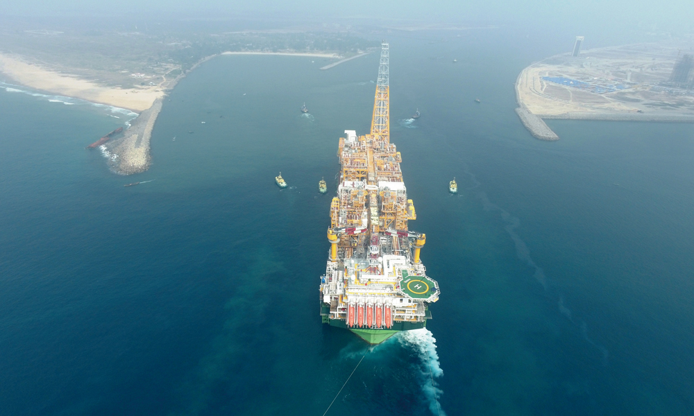 今年是共建“一帶一路”倡議提出十周年。中國海油是我國最早實施對外合作的企業之一，多年來深耕“一帶一路”沿線石油天然氣的勘探開發和專業技術服務，著力打造“海上能源絲綢之路”。圖為中國海油參與合作的尼日利亞OML130區塊EGINA油田FPSO（浮式生產儲卸油裝置）到達拉各斯港口。