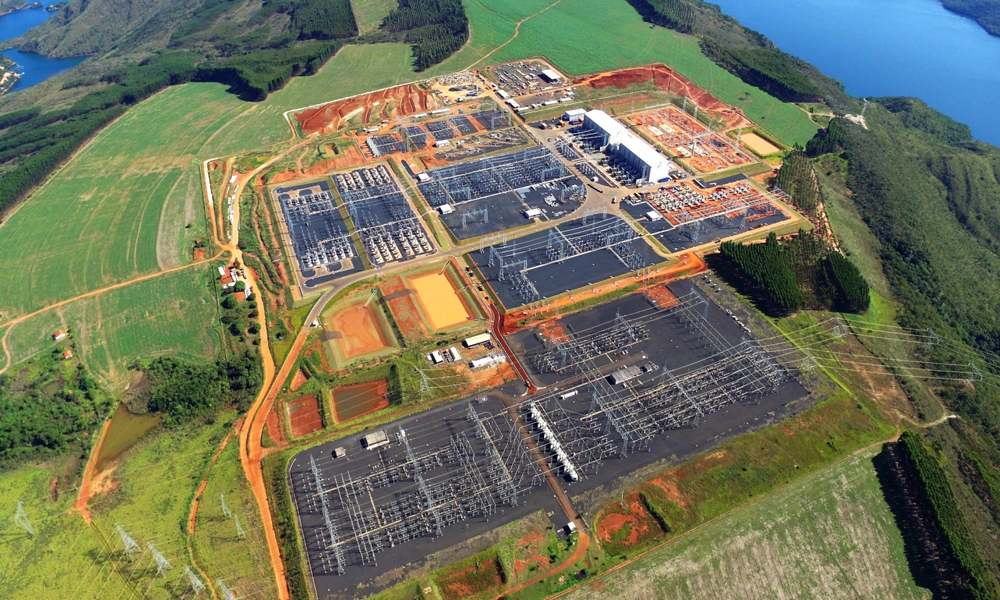 國(guó)家電網(wǎng)有限公司積極參與高質(zhì)量共建“一帶一路”，秉持共商共建共享原則，在全球開(kāi)展境外投資并購(gòu)、境外資產(chǎn)運(yùn)營(yíng)、國(guó)際產(chǎn)能合作、國(guó)際能源電力合作等國(guó)際業(yè)務(wù)，先后在菲律賓、巴西、葡萄牙、澳大利亞、意大利等10個(gè)國(guó)家和地區(qū)成功投資和參與運(yùn)營(yíng)13個(gè)能源網(wǎng)項(xiàng)目。圖為巴西美麗山特高壓直流輸電工程，該工程將亞馬孫河流域的清潔水電輸送到2500多千米外的巴西東南部負(fù)荷中心，滿足圣保羅、里約熱內(nèi)盧等地區(qū)2200萬(wàn)人的用電需求。