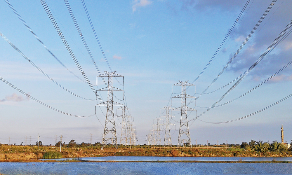 埃及EETC 500千伏主干網(wǎng)改造升級(jí)項(xiàng)目共建設(shè)15條總長(zhǎng)1150千米的500千伏輸電線路，配套支撐3座480萬(wàn)千瓦燃?xì)怆娬倦娏λ统觯袑?shí)提升了尼羅河三角洲區(qū)域的電力供給能力。