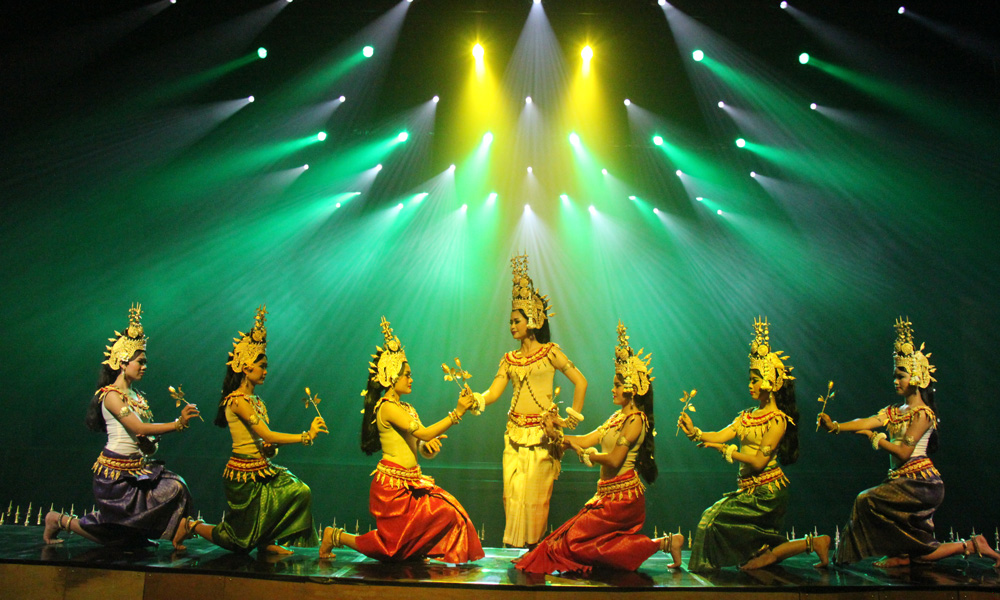 華僑城集團以文化“支點”撬動高質量發展，主動服務“文化走出去”戰略，旗下華僑城云南區域集團結合柬埔寨吳哥窟精美石雕藝術與高棉歷史文化，打造云南國有文藝院團首個“走出去”的國外駐場演出節目——《吳哥的微笑》，連續12年被國家五部委評為文化“走出去”重點項目，被文化和旅游部評為2019年“一帶一路”文化產業和旅游產業國際合作重點項目。