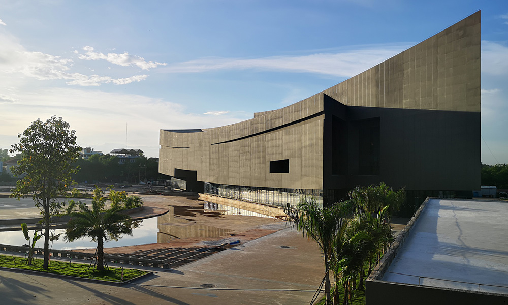 華僑城集團積極推進中柬文化交流與合作，旗下華僑城云南區域集團投資打造以旅游演藝為核心的“中柬文化創意園”。中柬文化創意園被評為文化和旅游部2019年度“一帶一路”文化產業和旅游產業國際合作重點項目，并于2019年和2021年兩度被評為國家文化出口重點項目。