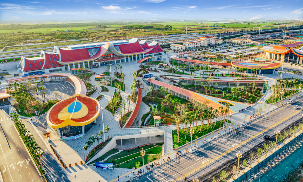 華僑城集團積極服務“一帶一路”中老鐵路建設。2020年12月3日，隨著中老鐵路正式開通，華僑城集團旗下華僑城云南區域集團投資建成的西雙版納站前廣場同期開放，承擔起迎接外賓、展現中國文化的形象窗口的責任。