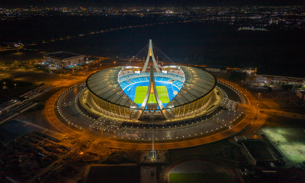 共建“一帶一路”倡議提出十年來，中國建筑作為重要的參與者、建設者，派出了一批批人才、承建了一個個項目，與沿線國家和地區一起完善當地基礎設施，推動產業發展，構建起便利當地群眾的民生服務網絡，為“一帶一路”沿線一批重大項目建設提供中國建造方案，貢獻中國智慧。圖中的柬埔寨國家體育場由中建八局承建，坐落于柬埔寨首都金邊的市郊，占地面積16.22公頃，總建筑面積8萬多平方米，可提供60000個座位，是中國迄今對外援建的規模最大、等級最高的體育場。