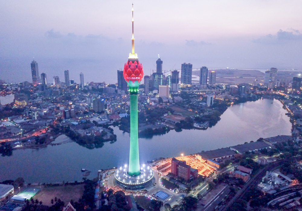 在美麗島國斯里蘭卡的首都科倫坡，中國建筑旗下中建二局采用中國標準設計和建造的蓮花電視塔矗立在貝拉湖畔，將“柔美綽約”與“亭亭玉立”的審美意象完美融合。當“蓮花”被裝上LED燈，多種顏色在夜間悄然變幻，便成為科倫坡夜空中最耀眼的風景。