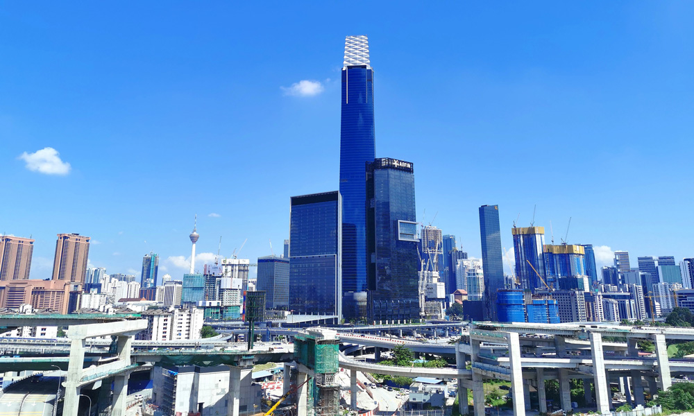 2018年底，由中國建筑馬來西亞有限公司承建的中資企業海外建設第一高樓——吉隆坡106交易塔（亦稱吉隆坡標志塔）突破450米，成為馬來西亞首都吉隆坡天空下的地標建筑。106交易塔位于吉隆坡敦拉薩國際貿易中心核心區，是一座集金融、商務、購物、辦公于一體的多功能寫字樓，由中國建筑馬來西亞有限公司承建，地上建筑高度為452米，是馬來西亞最高的建筑之一。它是敦拉薩金融交易中心的一部分，在新的城市總體發展規劃中，將成為吉隆坡新的中央商務區。