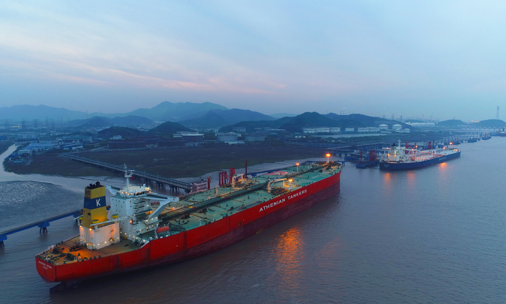 算山碼頭是中國石化旗下鎮海煉化自備原油碼頭，主要接卸來自“一帶一路”共建國家的原油，十年來，該碼頭累計接卸原油超過兩億噸。黃海鷹 攝