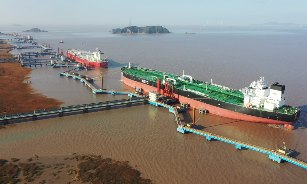 近日，運輸船在算山碼頭接卸原油。黃海鷹 攝