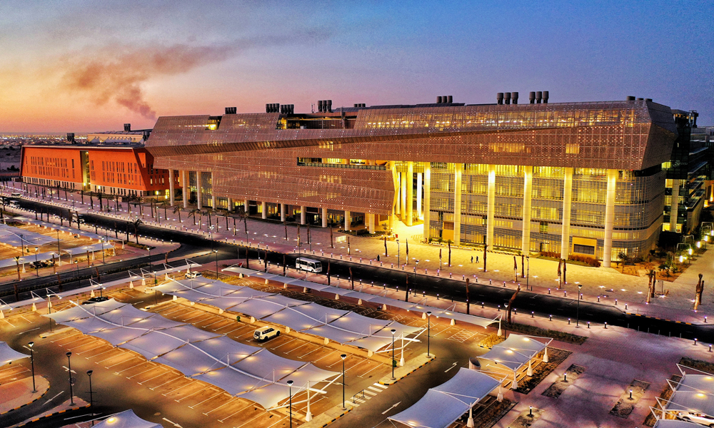 中國五礦承建的科威特薩巴赫薩利姆大學城位于費爾瓦尼耶省，是目前世界上最大的大學城之一。其中，承建的石油學院和科技學院，可容納上萬名學生教職工，各類科學實驗室水平均在中東地區前列，2019年9月起陸續投入使用。項目以高標準的中國技術、中國產品、中國材料與獨特的阿拉伯文化有機結合，展現了絢麗壯觀的現代大學城魅力，先后榮獲多個獎項。